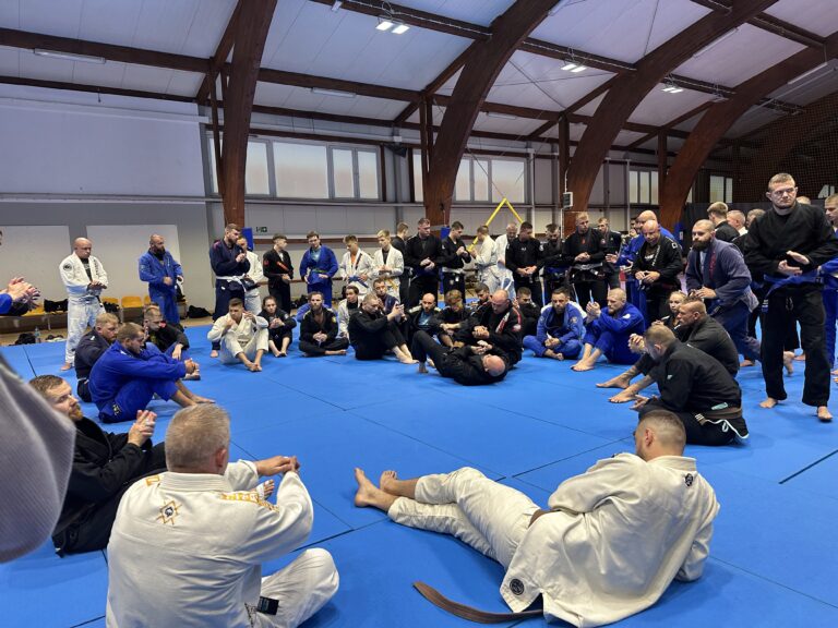 grupa zawodników bjj podczas seminarium invictubjj w drzonkowo